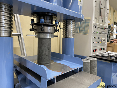 圧縮試験機イメージ｜パークハウス赤坂氷川